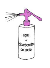 una botella rociadora llena de bicarbonato de sodio y agua